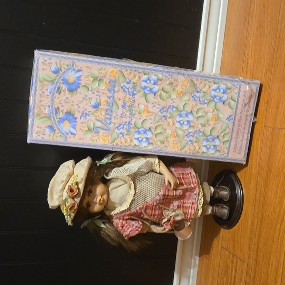 Vanessa ricardi doll 2004 with her box and stand she have all her object - Picture 8 of 10
